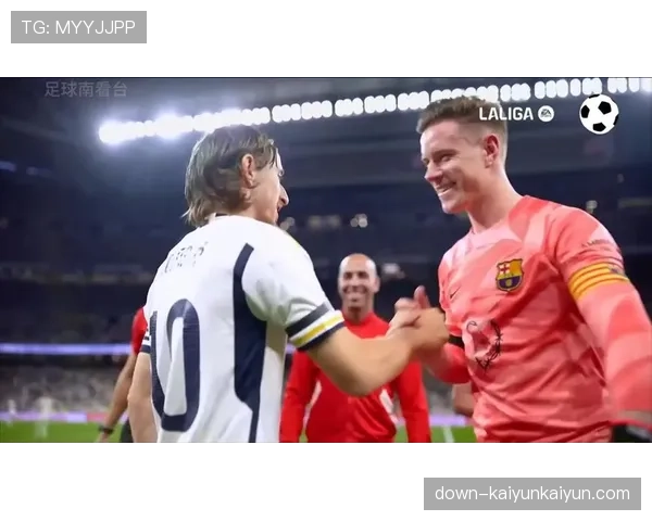 场边花絮：国家德比赛前，巴萨更衣室播放上赛季夺冠庆祝视频激励士气